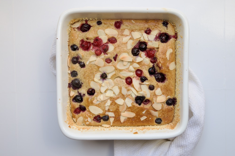 Baked oats with berries and almond