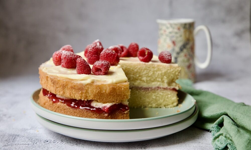 layer cake Victoria sponge with raspberry