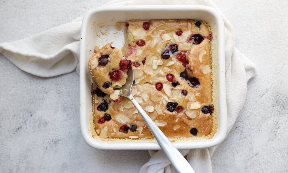 baked oats with berries and almonds