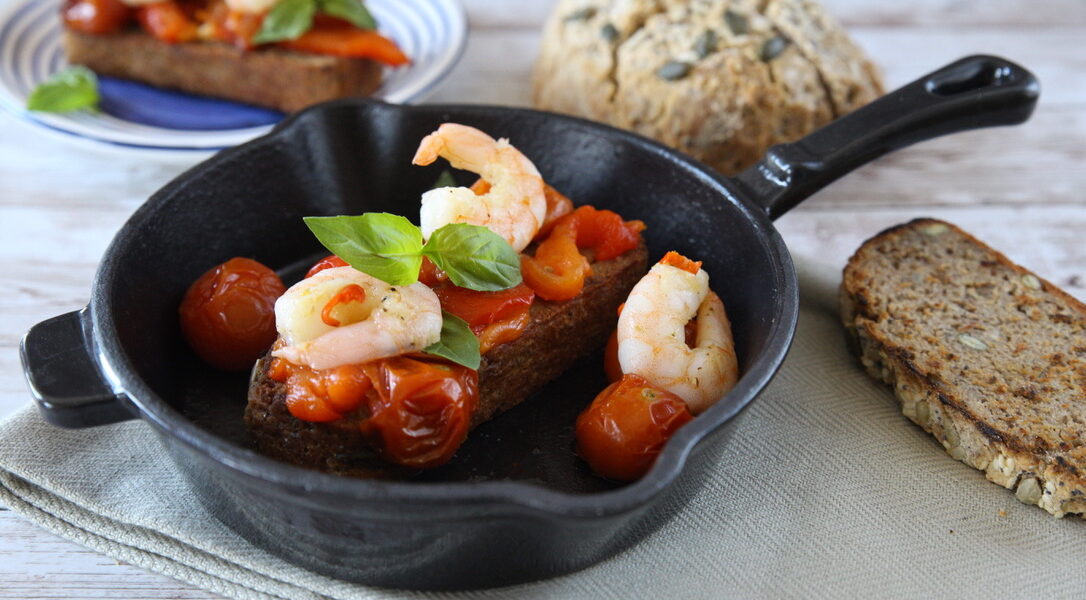 Tomato and pepper bruschetta with prawns